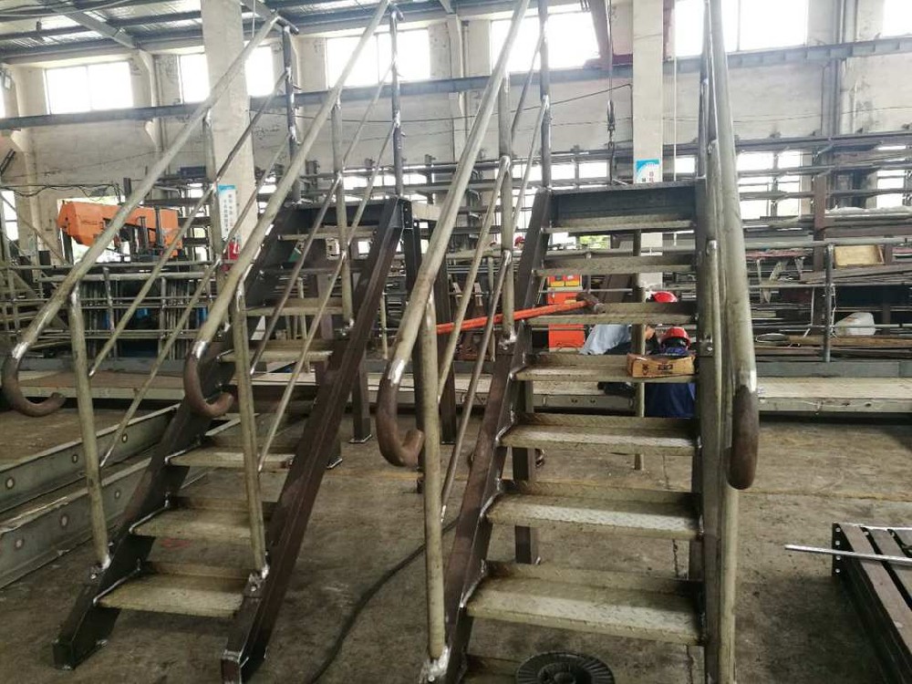 大型钢结构扶手楼梯焊接